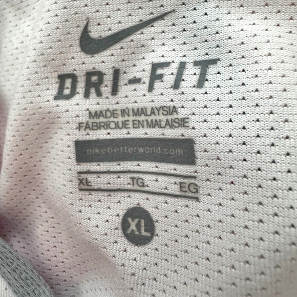 NWOT Women’s Nike Dry Fit Muscle Shirt Size XL - Picture 4 of 4
